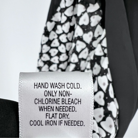 Disney Alice Through Looking Glass Colleen Atwood Top Sz Med Tie Neck Hearts - Picture 14 of 16